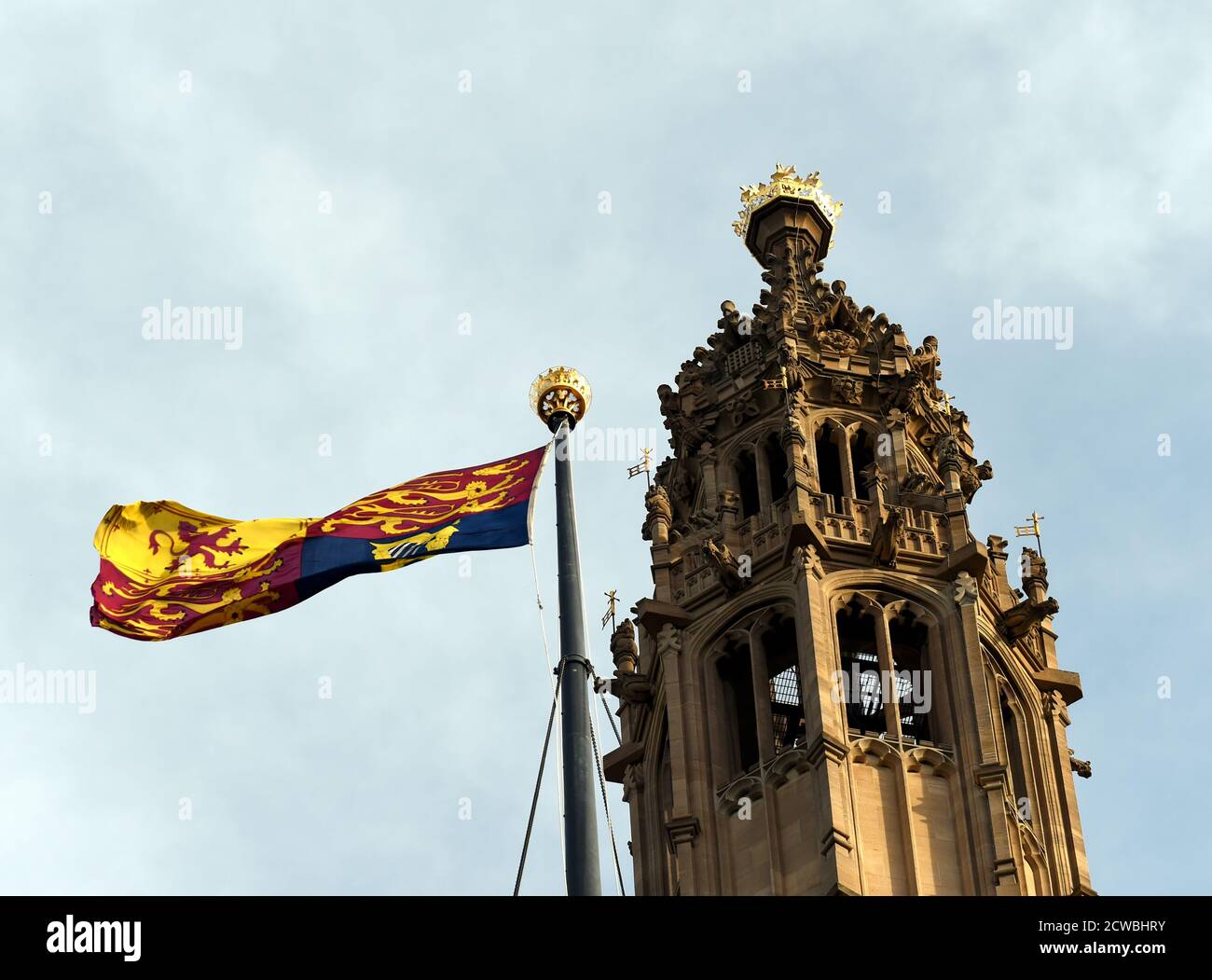 Foto des Royal Standard, der das Oberhaus anlässlich der Eröffnung des britischen Parlaments überfliegt, Dezember 2019. Stockfoto