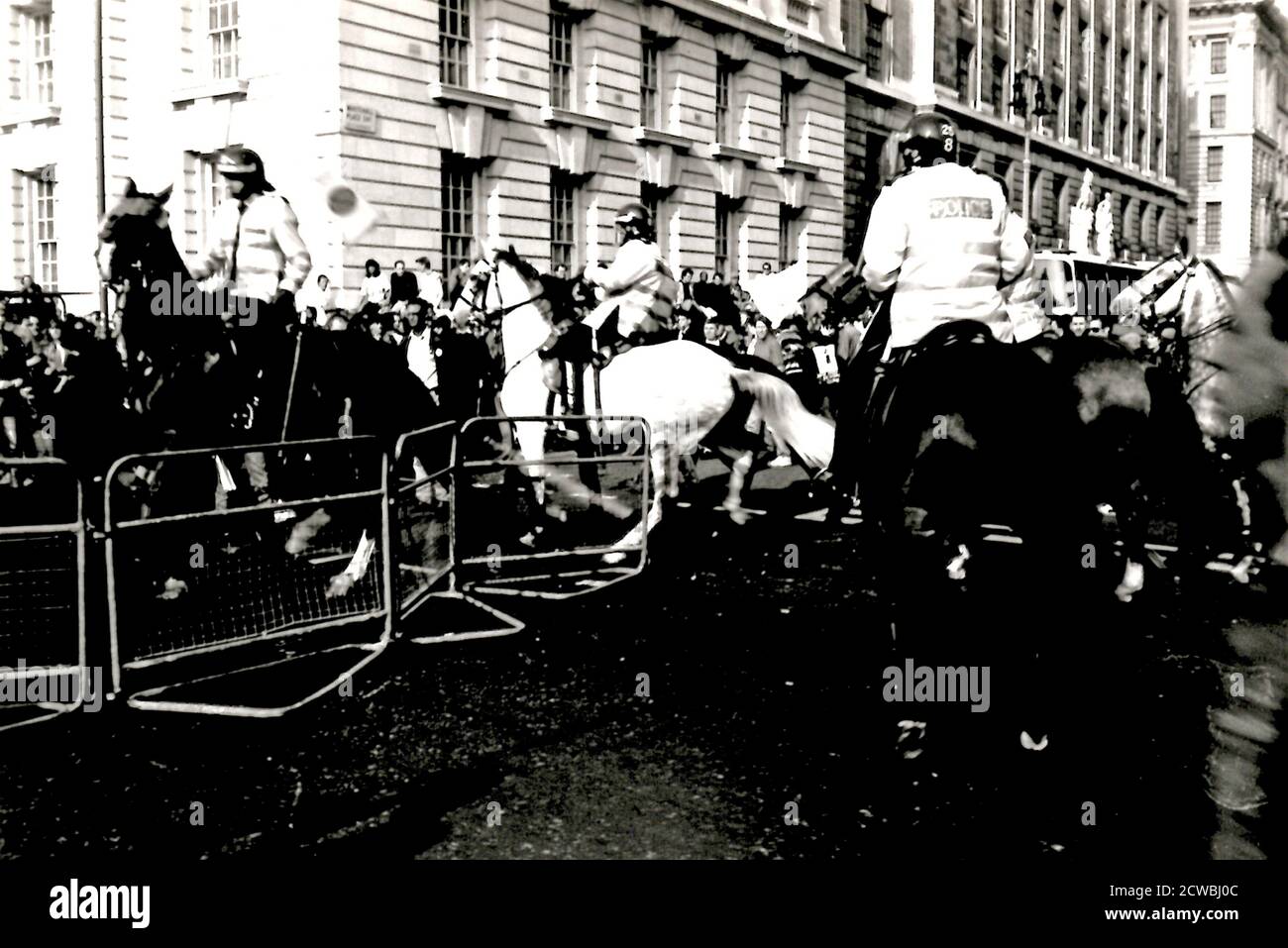 Fotos, die während der Umfragesteuerunruhen aufgenommen wurden. Die Poll Tax Riots waren eine Reihe von Unruhen in britischen Städten während der Proteste gegen die von Premierminister Margaret Thatcher eingeführte Gemeinschaftsgebühr (Umfragesteuer). Stockfoto