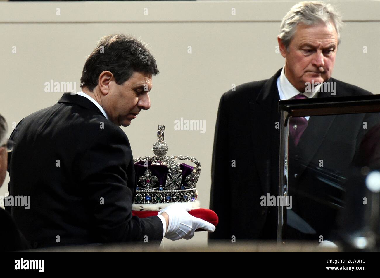 Foto der königlichen Insignien, die zur Staatseröffnung des Parlaments des Vereinigten Königreichs transportiert werden, 19. Dezember 2019 Stockfoto