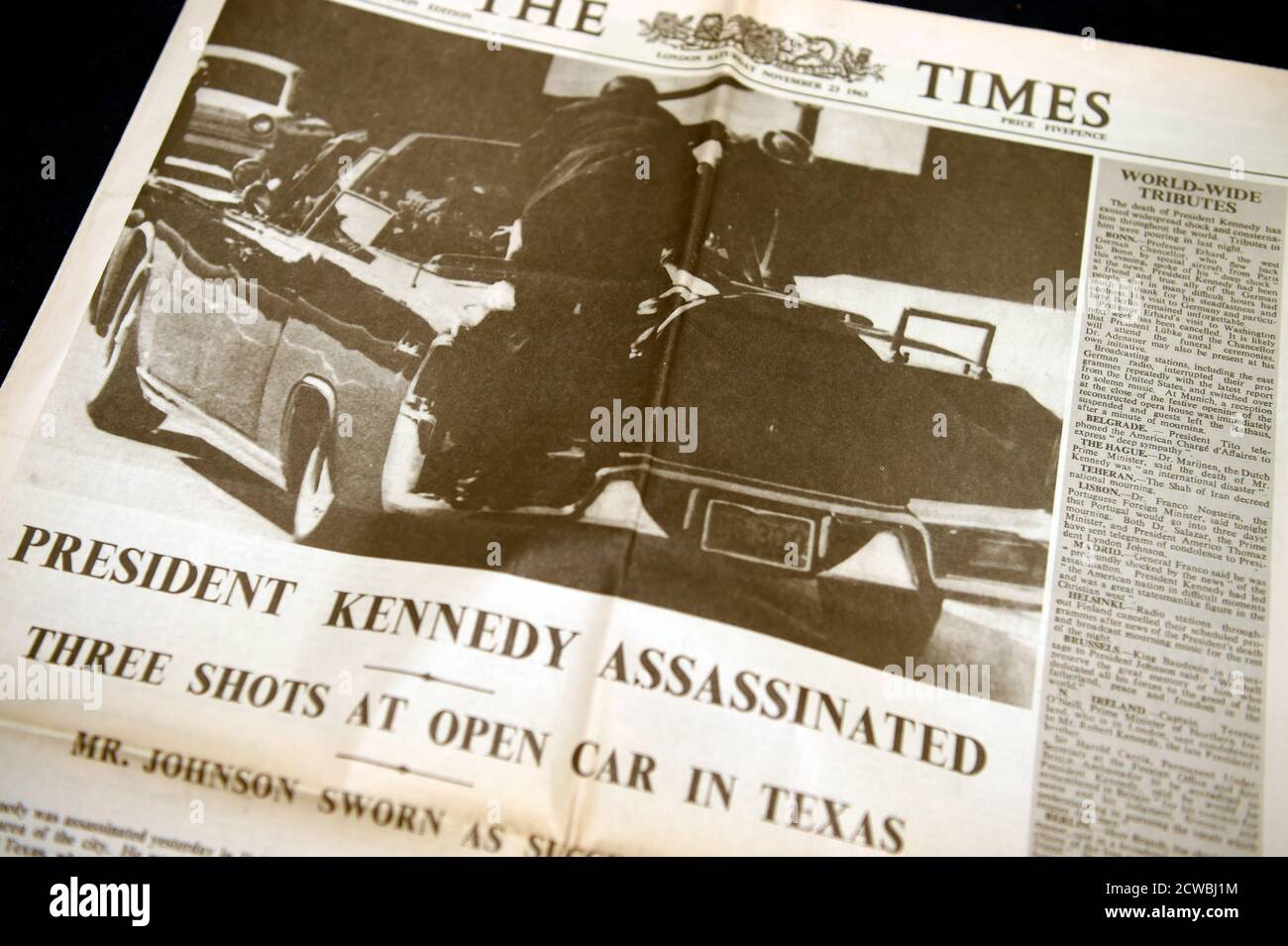 Titelseite der Times Zeitung, die über die Ermordung von Präsident John F. Kennedy berichtet. John Fitzgerald Kennedy (1917-1963) ein amerikanischer Politiker, der vom Januar 1961 bis zu seiner Ermordung im November 1963 als 35. Präsident der Vereinigten Staaten diente Stockfoto