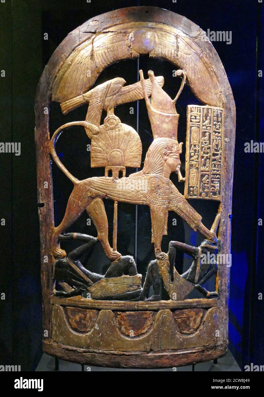 Vergoldete hölzerne zeremonielle Schild zeigt König Tutanchamun als Sphinx Zerkleinerung seiner nubischen Feinde. Aus dem Grab des Königs. 1326 V. CHR. Stockfoto