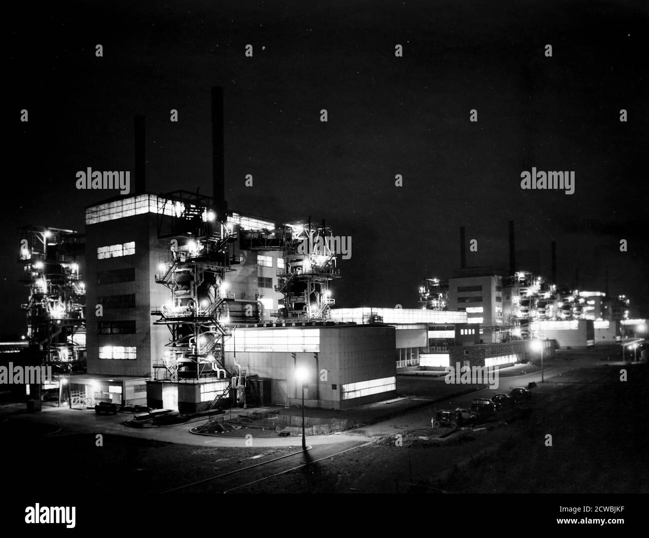 Foto von Calder Hall, Cumberland, England, das erste kommerzielle Atomkraftwerk, nachts. Stockfoto