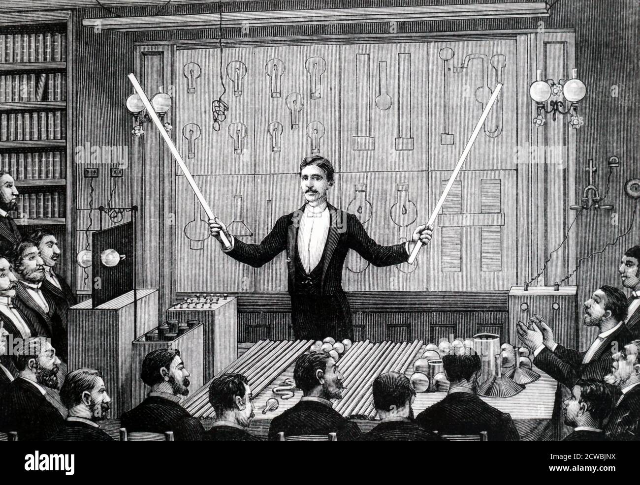 Gravur mit Nikola Tesla an die Societe Francaise de physique und die Internationale Gesellschaft der Elektriker, Paris. Er zeigt elektrodenlose Entladung mit leuchtenden Entladungsstäben - der Vorläufer der Leuchtstoffbeleuchtung. Stockfoto