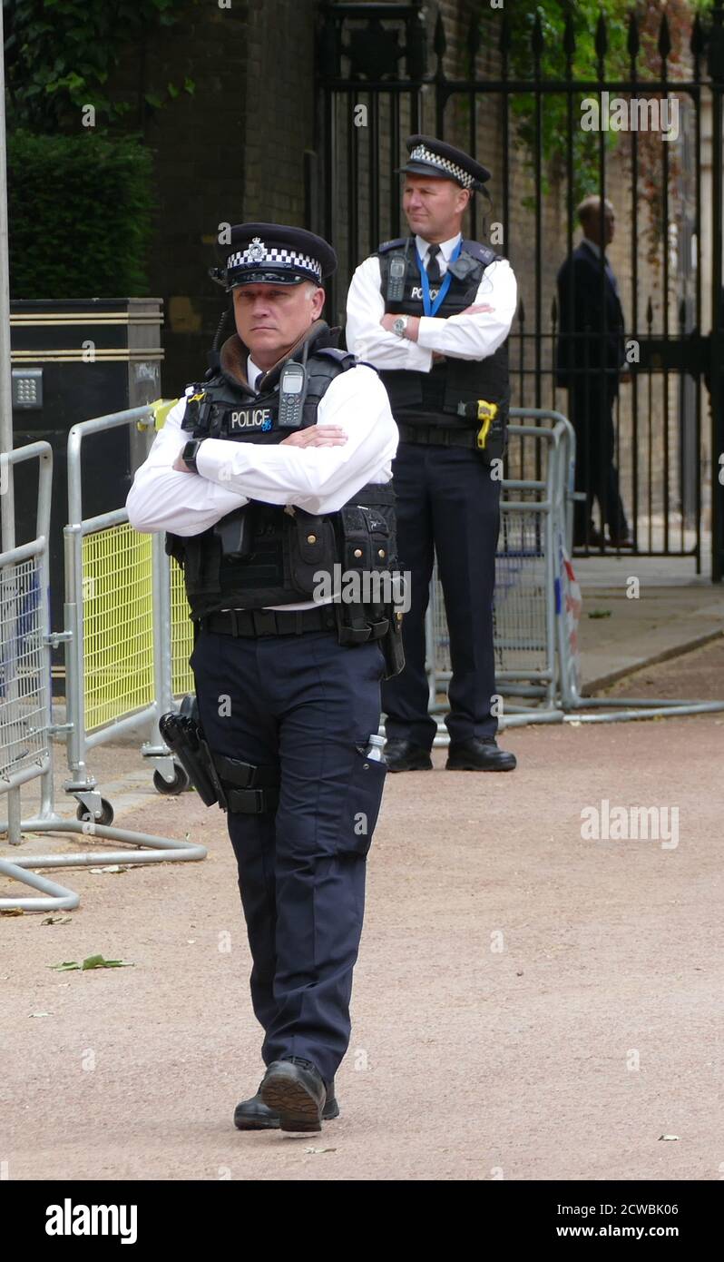 Foto der bewaffneten Polizei Sicherheit am Buckingham Palace während Besuch von Präsident Donald Trump Stockfoto