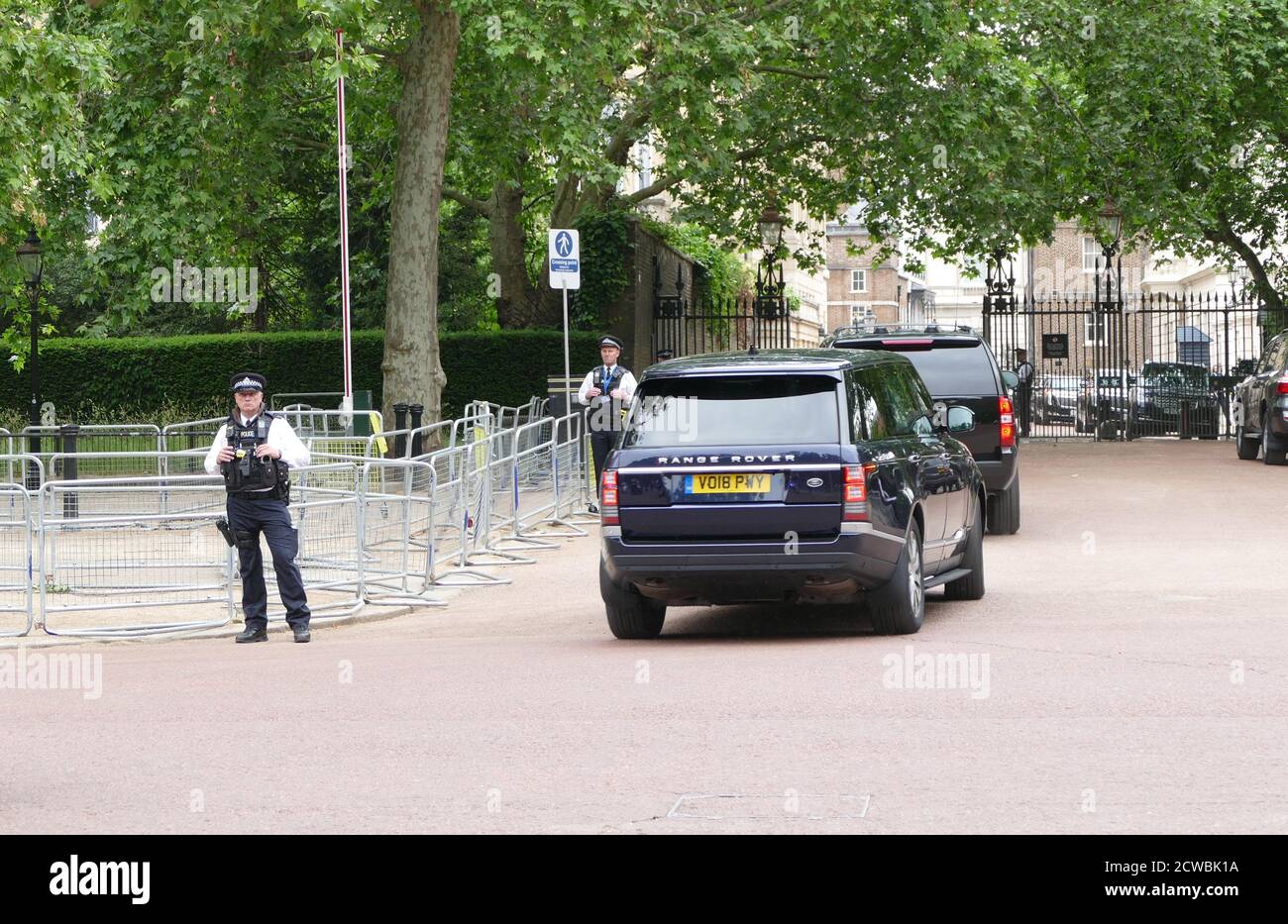 Foto der bewaffneten Polizeiwache im St. James' Palace während des Besuchs von Präsident Donald Trump, Juni 2019 Stockfoto