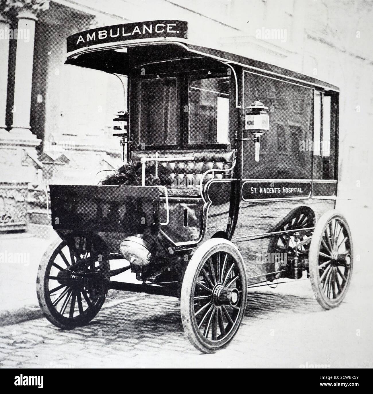 Gravur mit einem elektrischen Krankenwagen, gebaut von F. R. Wood & Son, New York, für St. Vincent's Hospital. Stockfoto