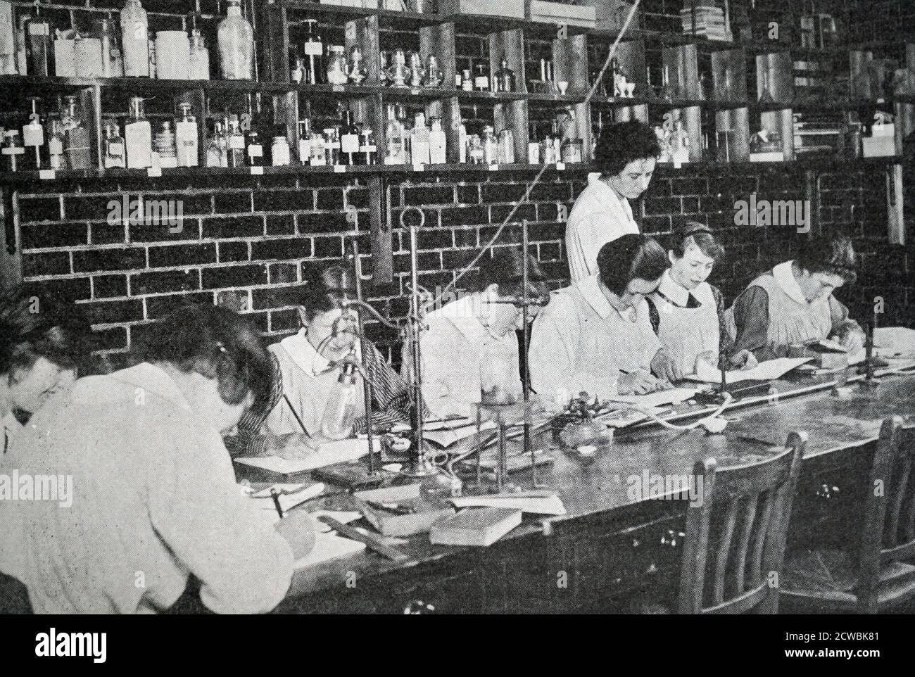 Foto eines Wissenschaftsklassenes an einer Mädchenschule. Stockfoto