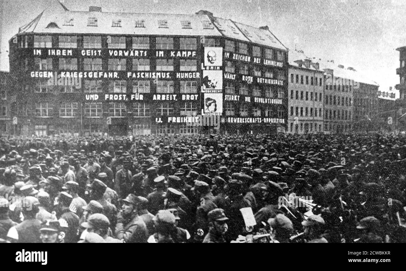 Schwarz-Weiß-Foto einer Demonstration von Hitlers Anhängern vor dem Karl-Liebknecht-Haus, Hauptquartier der Kommunistischen Partei, Berlin, Februar 1933. Stockfoto