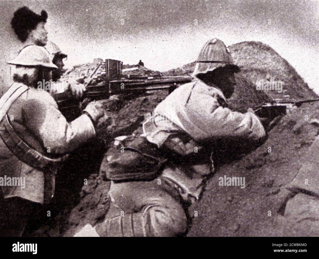 Schwarz-Weiß-Foto von chinesischen Soldaten in einem Graben an der Jehol Front während des Zweiten Chinesisch-Japanischen Krieges (1937-1945). Stockfoto