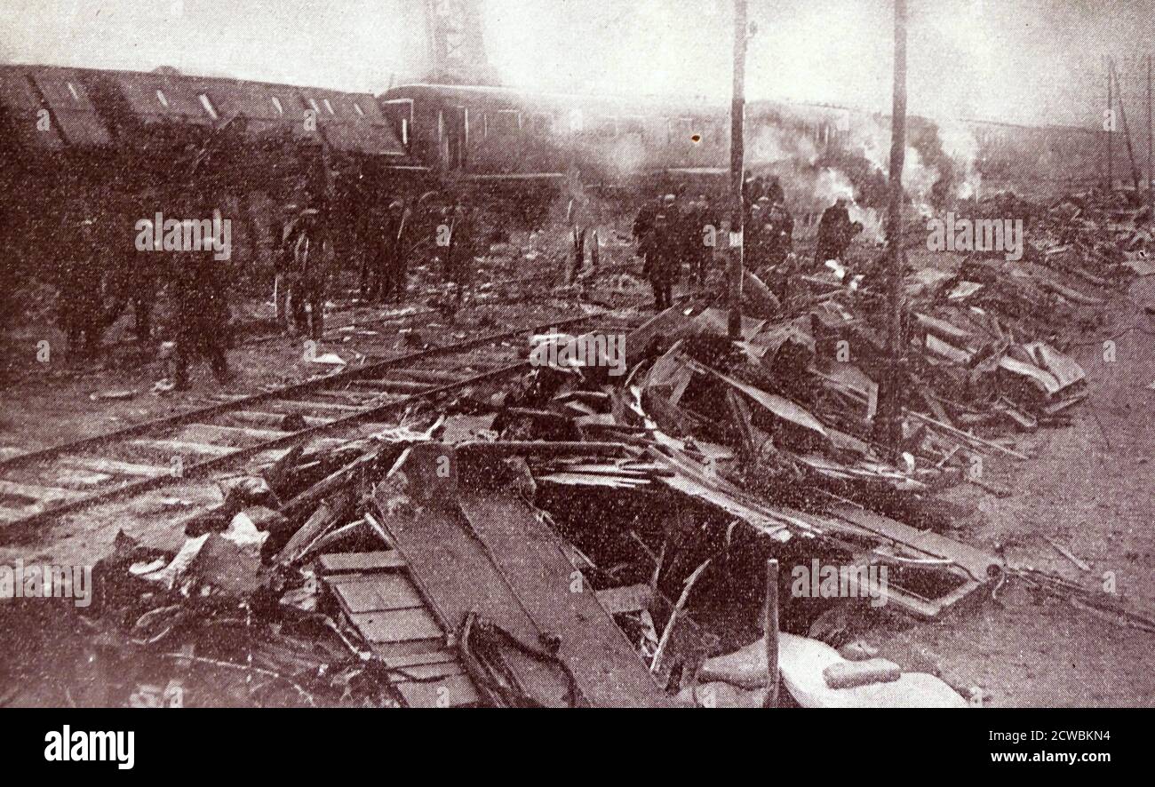 Schwarz-Weiß-Foto der Nachwirkungen eines katastrophalen Zugunglück in Lagny, bei dem mehr als 150 Menschen ums Leben kamen. Der Absturz fand am 23. Dezember 1933 statt. Stockfoto