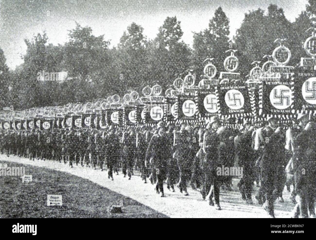 Schwarz-Weiß-Foto einer Hitlerjugend-Parade in Nürnberg mit den Siegesmaßstäben. Stockfoto