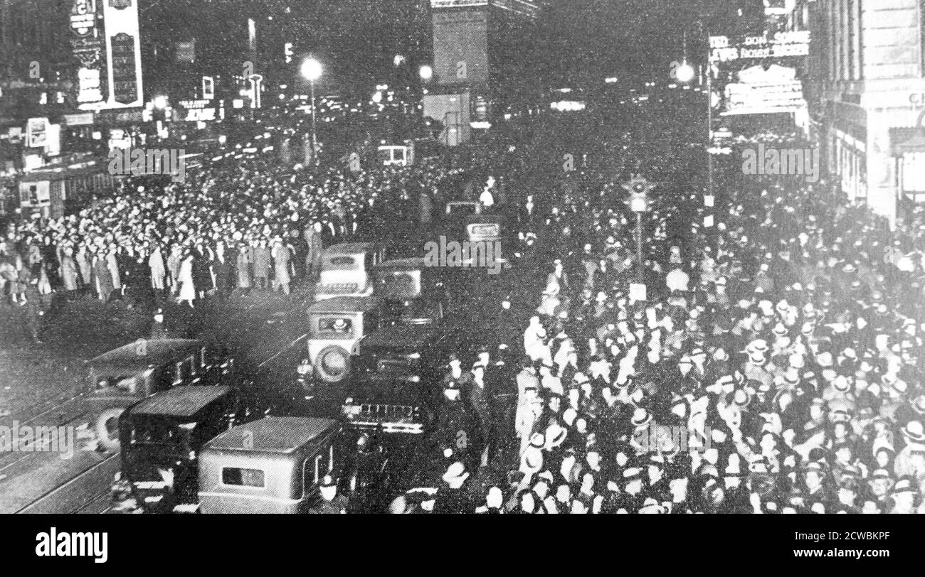 Schwarz-Weiß-Foto von großen Menschenmengen in New York City nach den Ergebnissen der Präsidentschaftswahlen 1932. Stockfoto