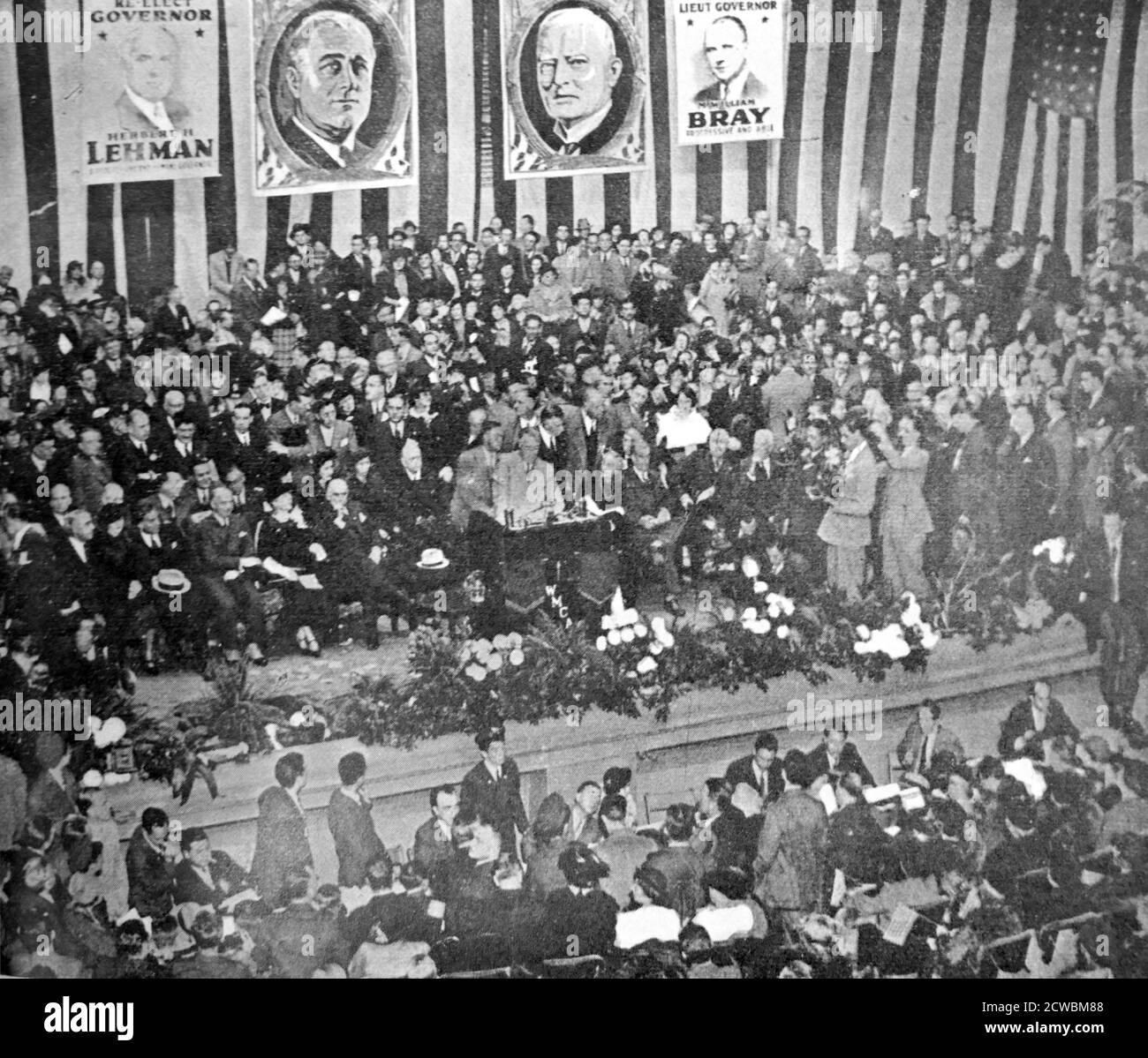 Schwarz-Weiß-Foto des US-Präsidenten Franklin D. Roosevelt (1882-1945), der während eines Wahlkampfes an der Academy of Music in Brooklyn eine Rede hielt. Stockfoto