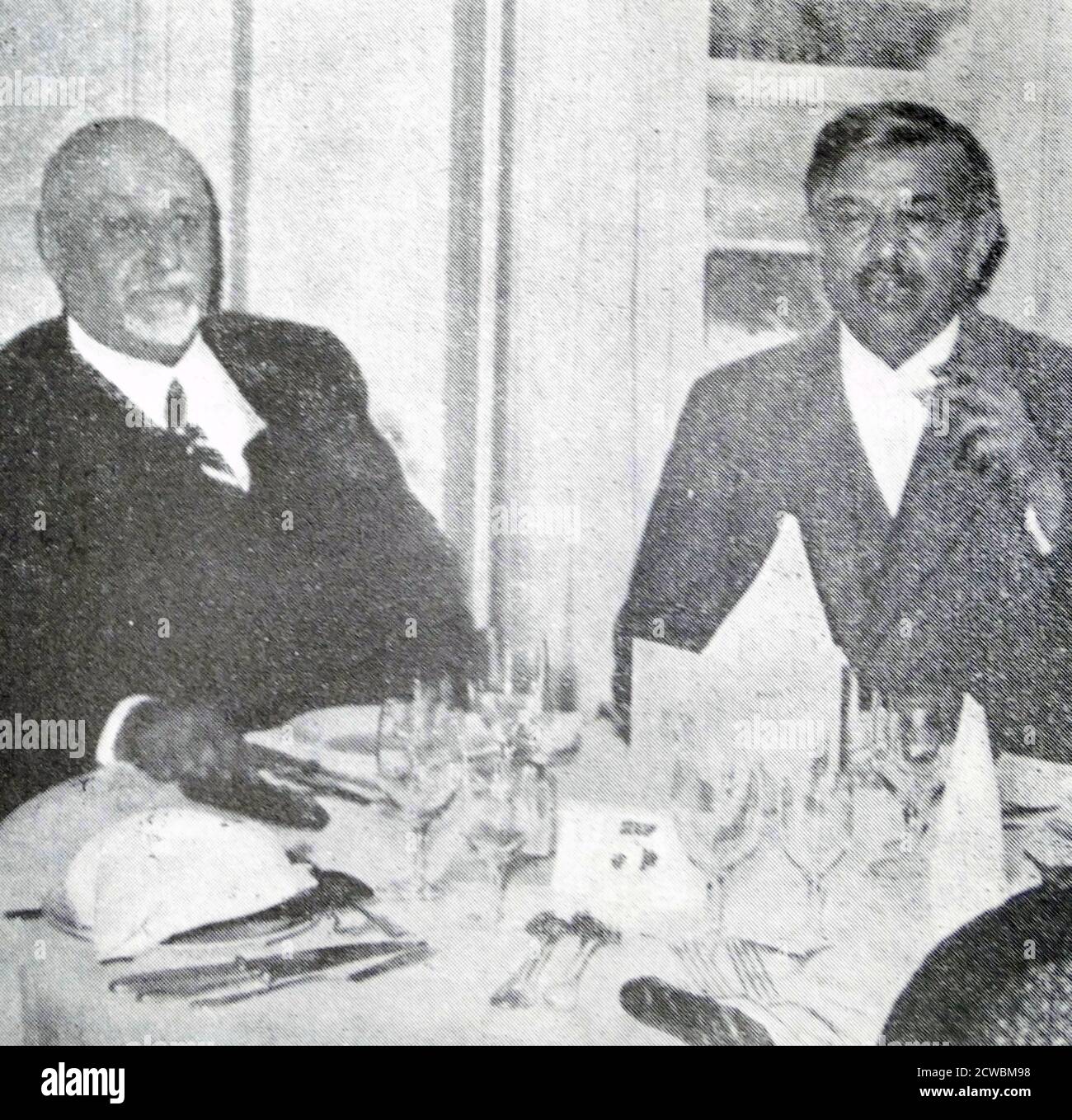 Schwarz-Weiß-Foto von Pierre Laval (1883-1945), zweimal Premierminister von Frankreich, und Fernand Bouisson (1874-1959), französischer Politiker, beim Frühstück im Triannon-Palast. Stockfoto