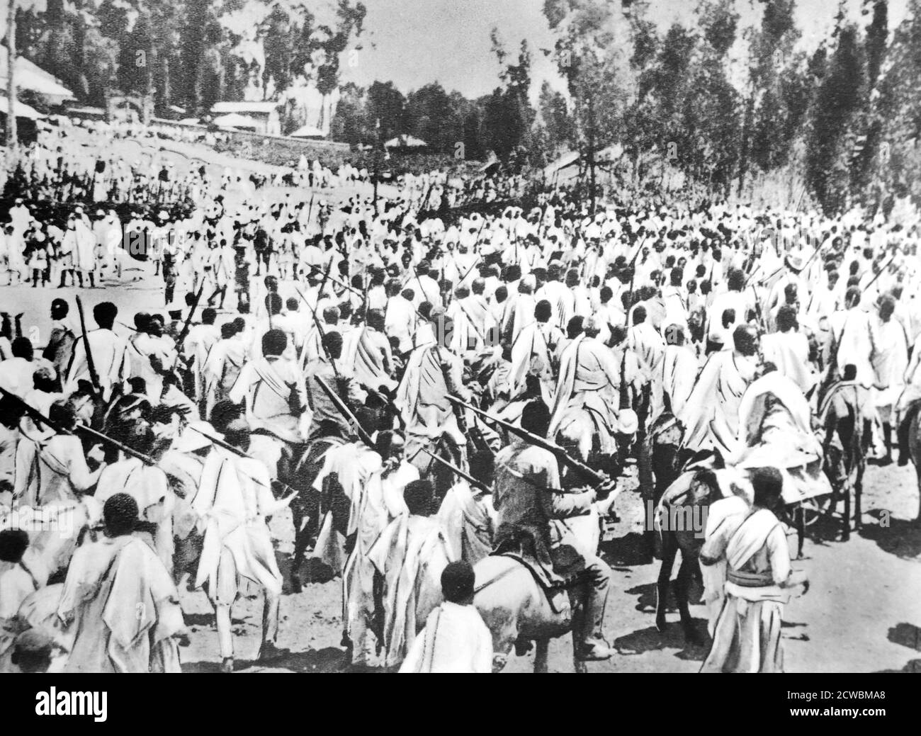 Schwarz-Weiß-Foto des Krieges in Äthiopien nach der italienischen Invasion von 1935; äthiopische Soldaten marschieren vor dem Negus (Kaiser) in Addis Adiba. Stockfoto