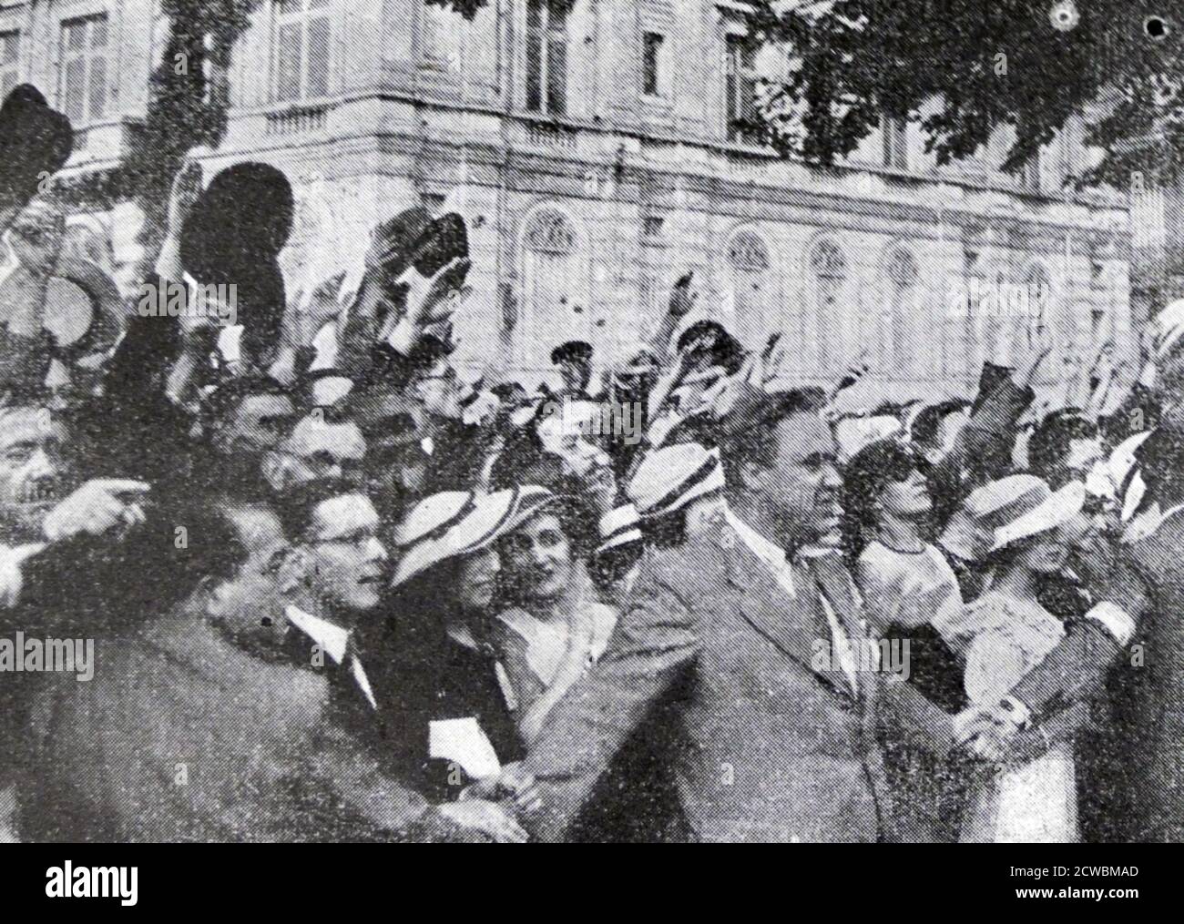 Schwarz-Weiß-Foto einer Demonstration der Front National auf den Champs-Elysees, 14. Juli 1935. Stockfoto