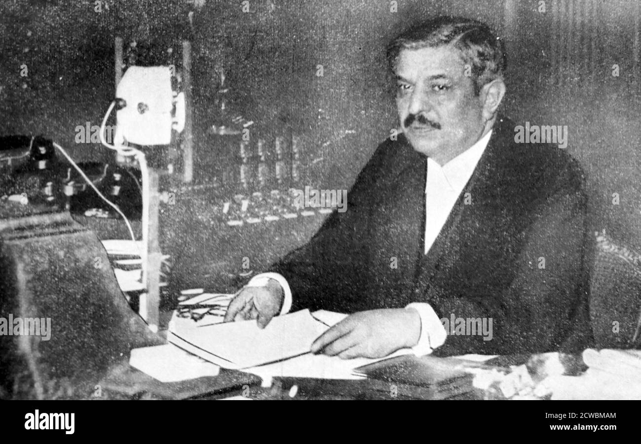 Schwarz-Weiß-Foto von Pierre Laval (1883-1945), zweimal Premierminister von Frankreich, sitzt in seinem Büro. Stockfoto
