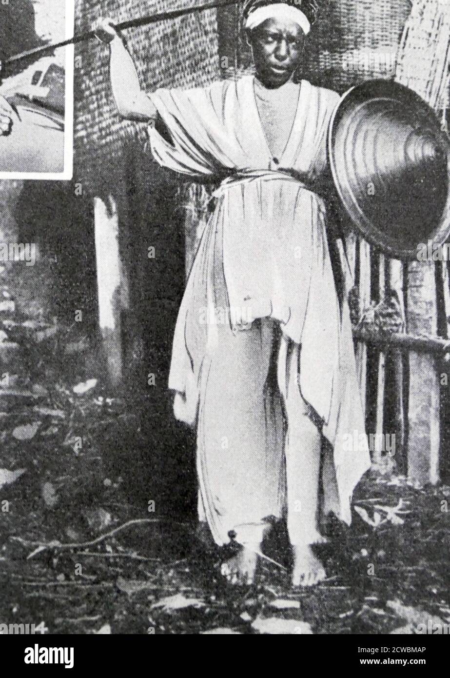 Schwarz-Weiß-Foto des Krieges in Äthiopien nach der italienischen Invasion von 1935; äthiopische Frau in Kriegskleidung, die sich auf den Kampf vorbereitet. Stockfoto