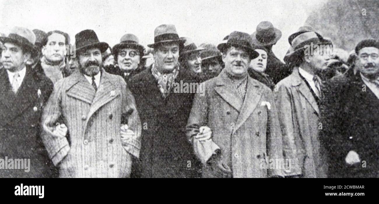 Schwarz-Weiß-Foto einer sozialistischen Demonstration gegen die Regierung von Pierre Laval (1883-1945), zweimal Premierminister von Frankreich. Stockfoto