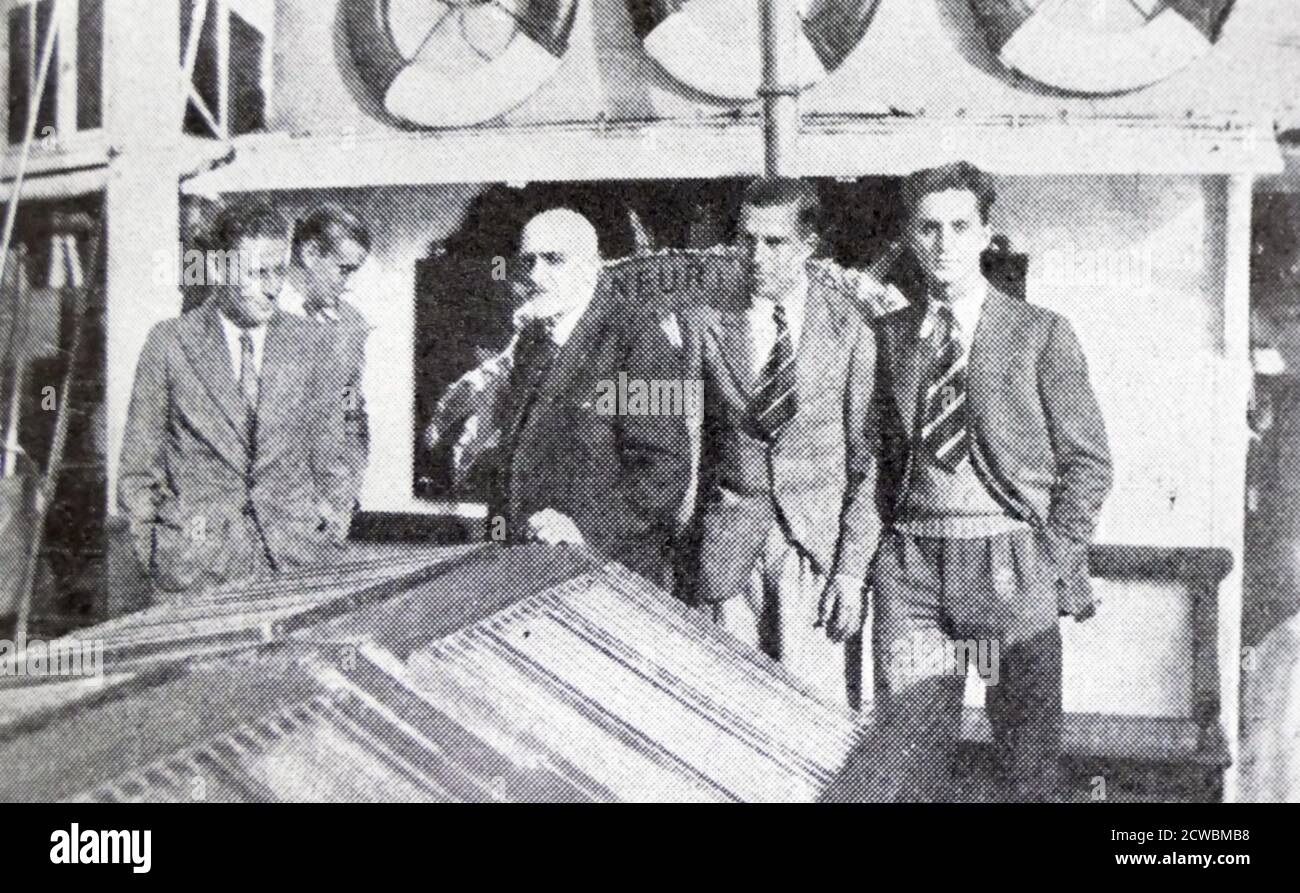 Schwarz-Weiß-Foto zum Wrack des Schiffes Pourquois-Pas? In der Nähe von Island, angeführt von Jean-Baptiste Charcot (1867-1936); Charcot und seine Mitarbeiter an Bord der Poruquois-Pas? Pourquoi Pas? IV war das vierte Schiff für Jean-Baptiste Charcot, das die zweite Charcot-Expedition der antarktischen Regionen von 1908 bis 1910 abschloss. Charcot starb an Bord, als das Schiff am 16. September 1936 vor der Küste Islands zerstört wurde. Von den vierzig Männern an Bord überlebte nur einer. Stockfoto