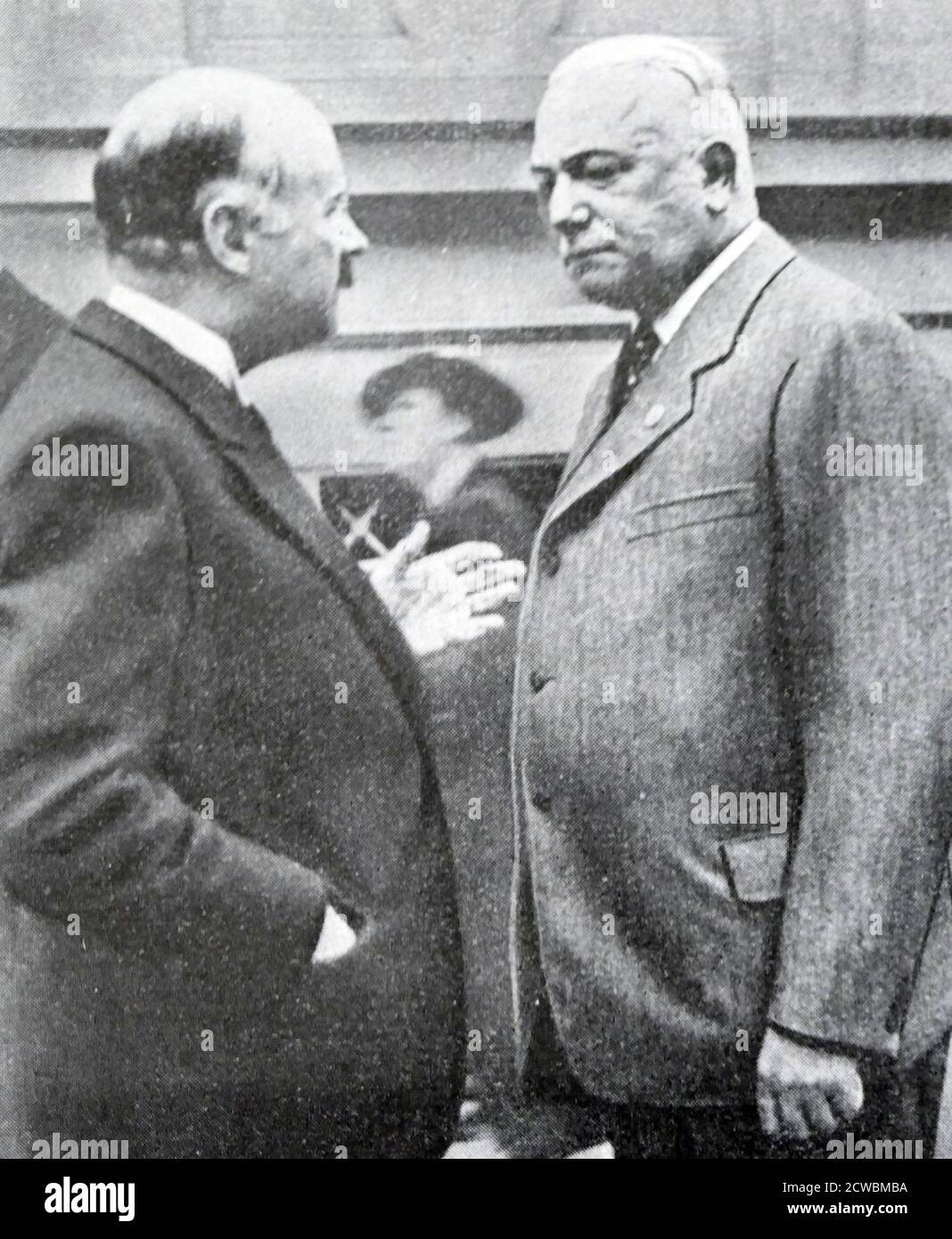 Schwarz-Weiß-Foto des deutschen Außenministers Konstantin von Neurath (1873-1956) mit dem französischen Botschafter Francois Poncet. Stockfoto