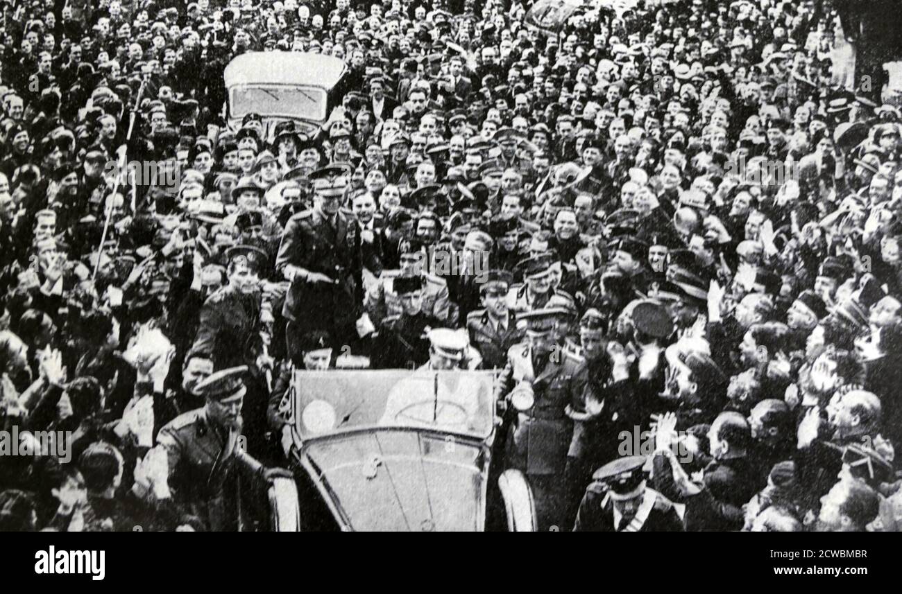 Schwarz-Weiß-Foto von Marschall Pietro Badoglio (1871-1956), erster Herzog von Addis Adiba, und Sieger der äthiopischen Kampagne, in Neapel nach der Rückkehr aus dem Krieg in Afrika. Stockfoto