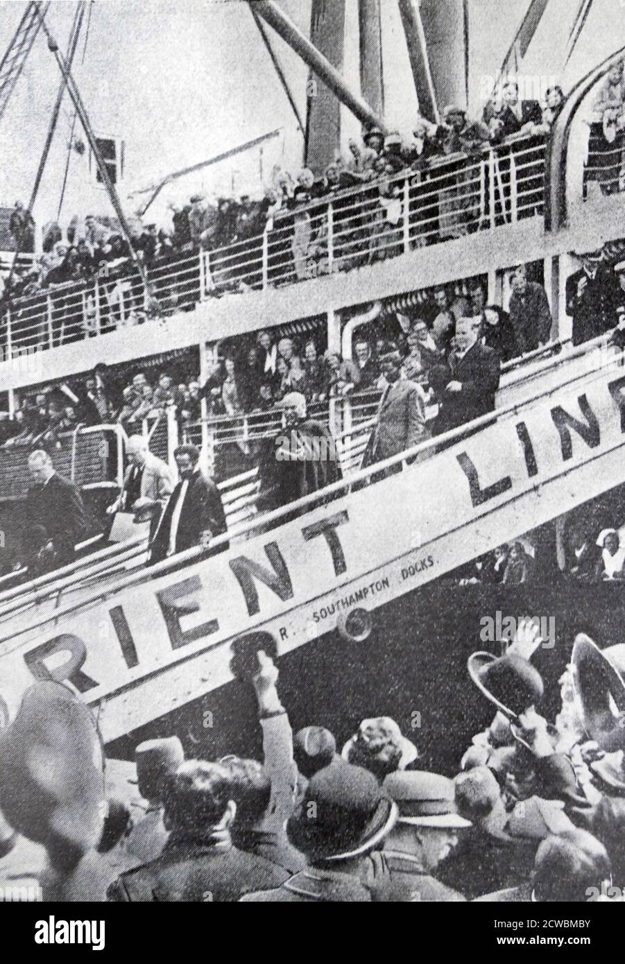Schwarz-Weiß-Foto des Krieges in Äthiopien nach der italienischen Invasion von 1935; Exil Negus (Kaiser) Haile Selassie I (1892-1975) kommt in England, Ausstieg in Portsmouth zu einem freudigen Empfang von den Menschen. Stockfoto