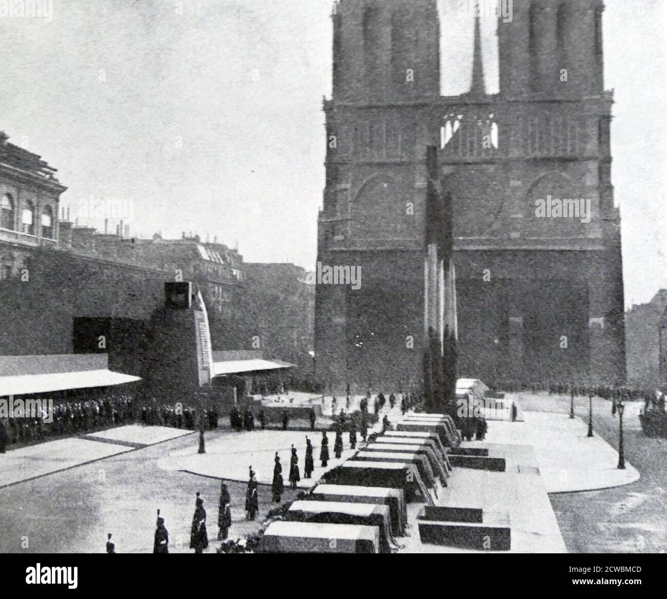 Schwarz-Weiß-Foto zum Wrack des Schiffes Pourquois-Pas? Bei Island, angeführt von Jean-Baptiste Charcot (1867-1936); Trauerfeier von Charcot und seinen Gefährten in Notre Dame in Paris. Pourquoi Pas? IV war das vierte Schiff für Jean-Baptiste Charcot, das die zweite Charcot-Expedition der antarktischen Regionen von 1908 bis 1910 abschloss. Charcot starb an Bord, als das Schiff am 16. September 1936 vor der Küste Islands zerstört wurde. Von den vierzig Männern an Bord überlebte nur einer. Stockfoto