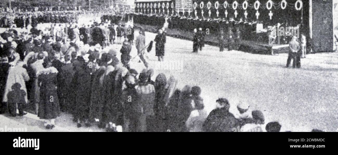 Schwarz-Weiß-Foto zum Wrack des Schiffes Pourquois-Pas? Nahe Island, angeführt von Jean-Baptiste Charcot (1867-1936); eine Zeremonie zu Ehren der Opfer des Pourquois-Pas? In Saint-Malo, Bretagne. Pourquoi Pas? IV war das vierte Schiff für Jean-Baptiste Charcot, das die zweite Charcot-Expedition der antarktischen Regionen von 1908 bis 1910 abschloss. Charcot starb an Bord, als das Schiff am 16. September 1936 vor der Küste Islands zerstört wurde. Von den vierzig Männern an Bord überlebte nur einer. Stockfoto