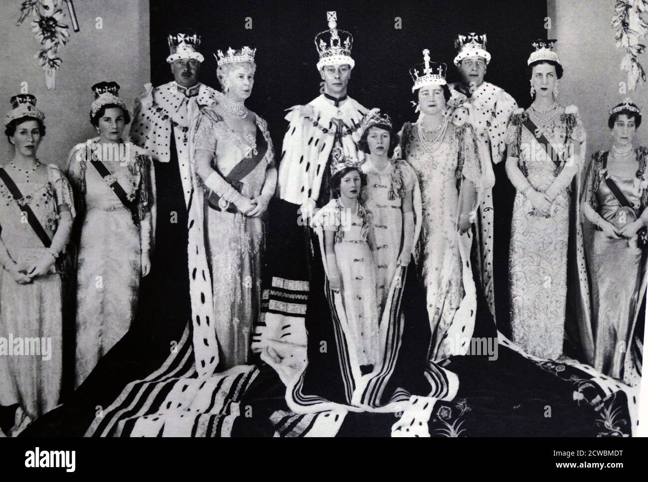 Schwarz-Weiß-Fotografie der britischen Königsfamilie am Tag der Krönung von König Georg VI. Des Vereinigten Königreichs (1895-1952; König von 1936), am 12. Mai 1937. Stockfoto