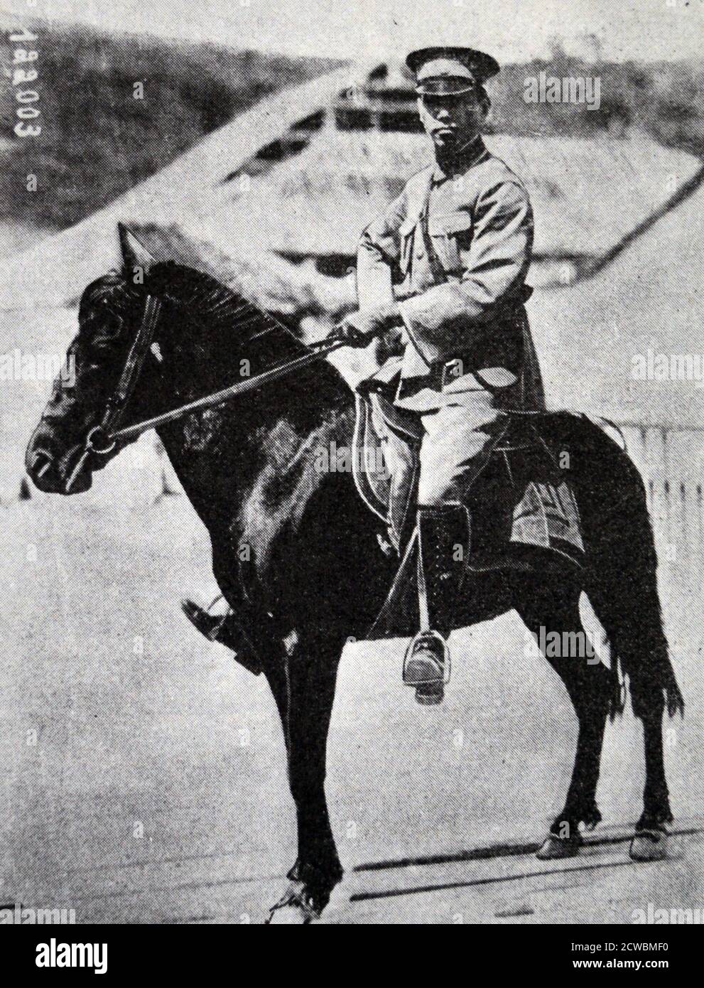 Schwarz-Weiß-Fotografie eines chinesischen Generals zu Pferd. Stockfoto