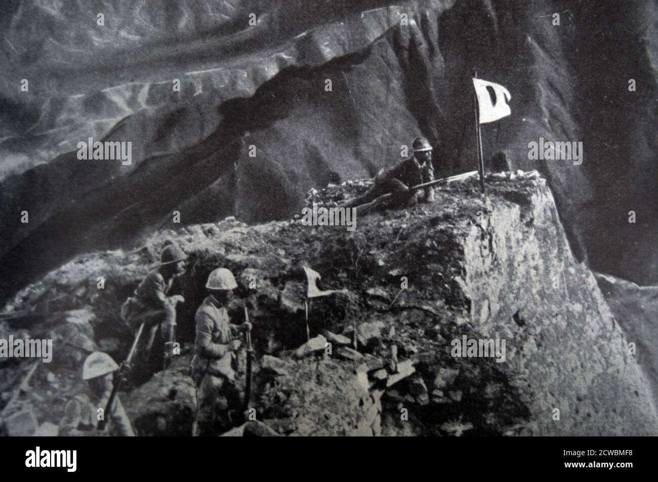 Schwarz-Weiß-Fotografie des Zweiten Chinesisch-Japanischen Krieges (1937-1945); Japanische Soldaten in einer Bergregion während des Krieges. Stockfoto