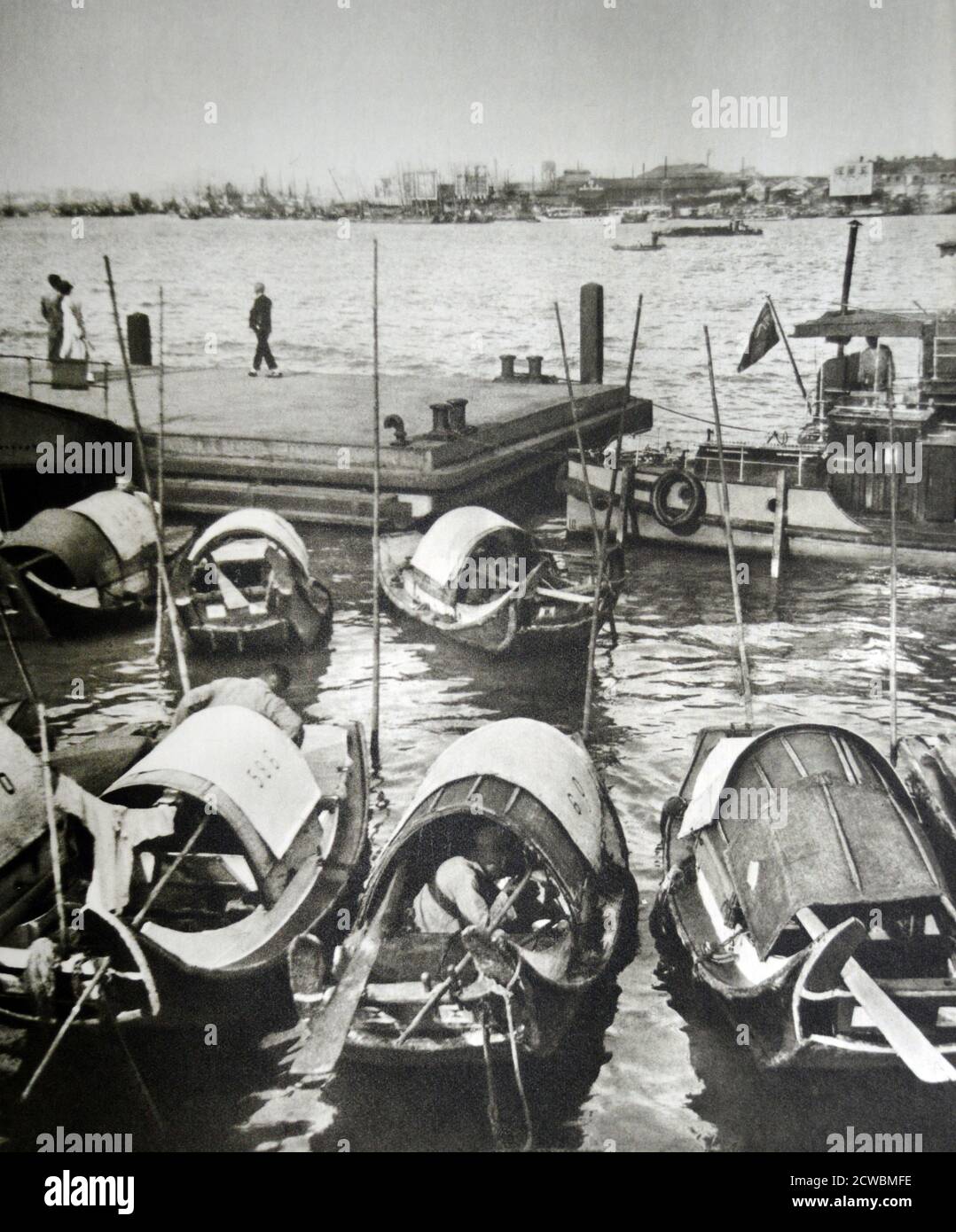 Schwarz-Weiß-Fotografie des Zweiten Chinesisch-Japanischen Krieges (1937-1945); chinesische Dschunken im Hafen von Shanghai. Stockfoto