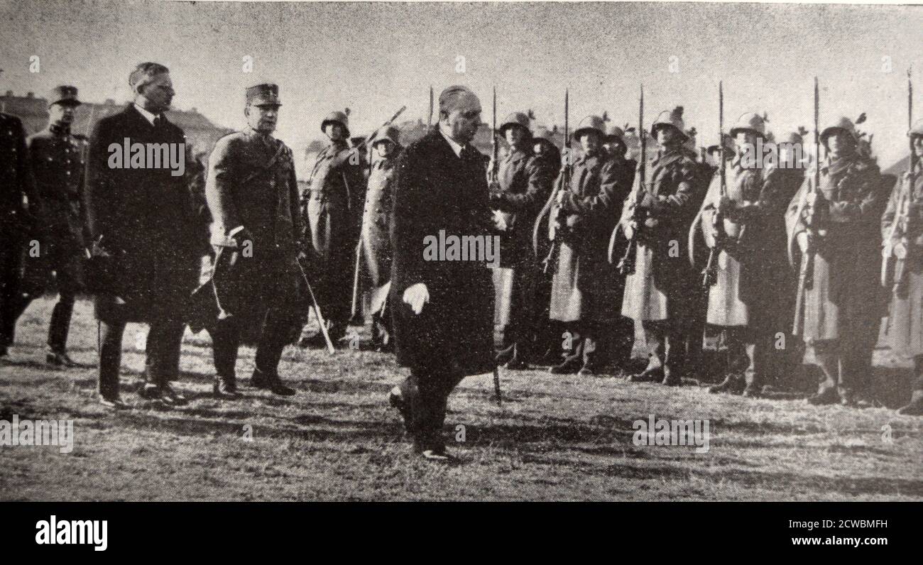 Schwarz-Weiß-Foto von Bundeskanzler Kurt Schuschnigg (1897-1977) und Präsident Wilhelm Miklas (1872-1956) überprüfen Truppen in Wien. Stockfoto