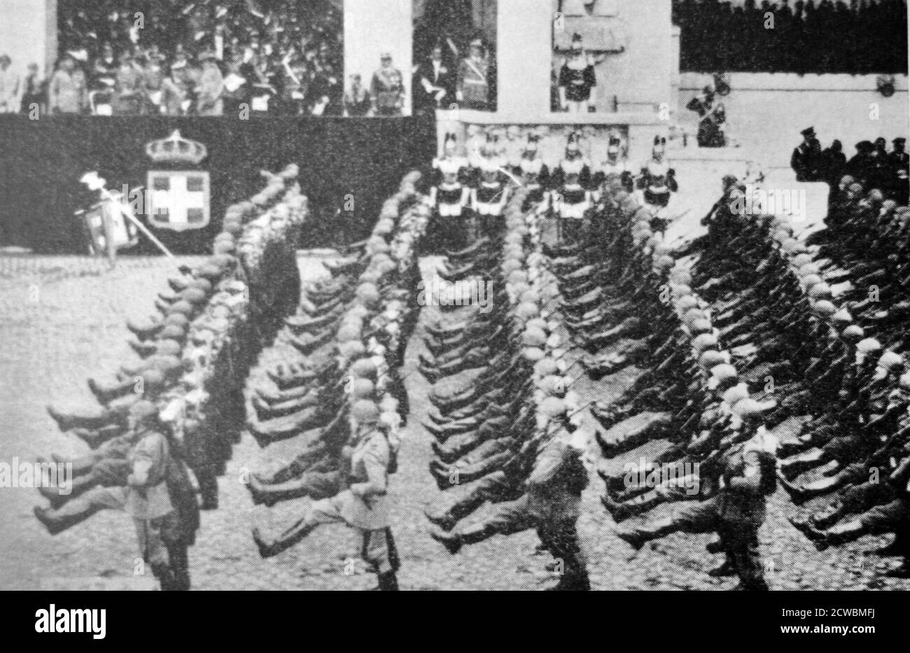 Schwarz-Weiß-Fotografie des italienischen Schrittes, ähnlich dem deutschen Gänseschritt. Die Armee marschiert in Rom. Stockfoto