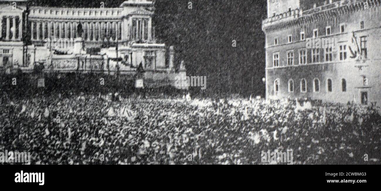 Schwarz-Weiß-Foto zur Münchner Konferenz von 1938, das Führer der vier teilnehmenden Nationen zeigt, die aus München zurückkehren; das römische Volk hagelt Mussolini von seinem Balkon im Palast von Venedig. Stockfoto