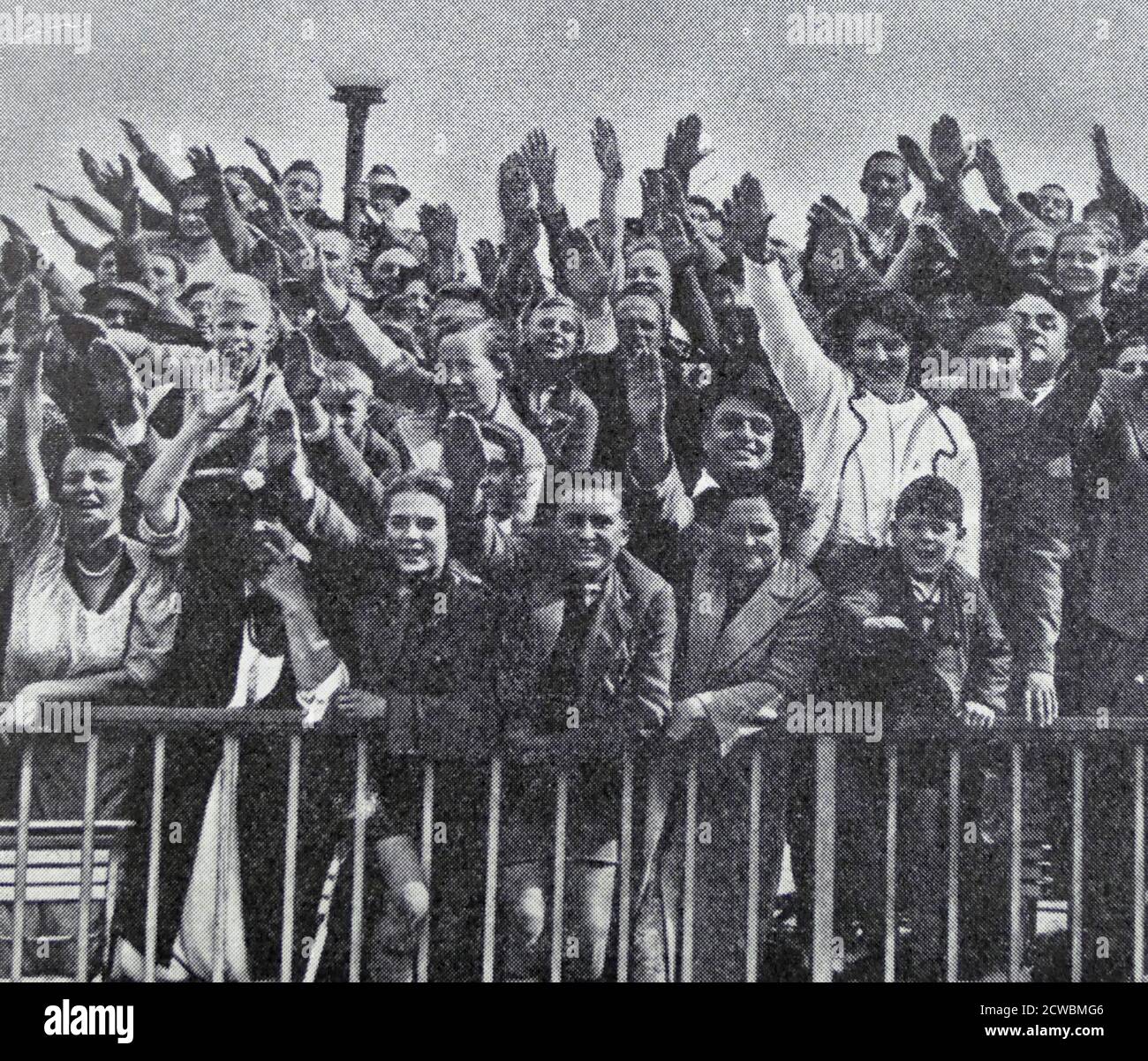 Schwarz-Weiß-Foto zur Münchner Konferenz von 1938, das Publikum zeigt, das Adolf Hitler in Berlin einen herzlichen Empfang anbietet. Stockfoto