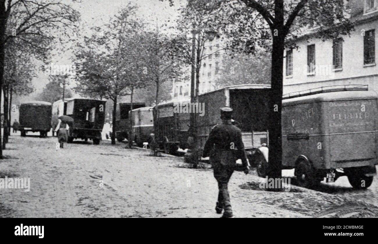 Schwarz-Weiß-Foto von Lastwagen, die vor der Militärschule in Paris während der Mobilisierung der französischen Streitkräfte im September 1938 aufstehen. Stockfoto