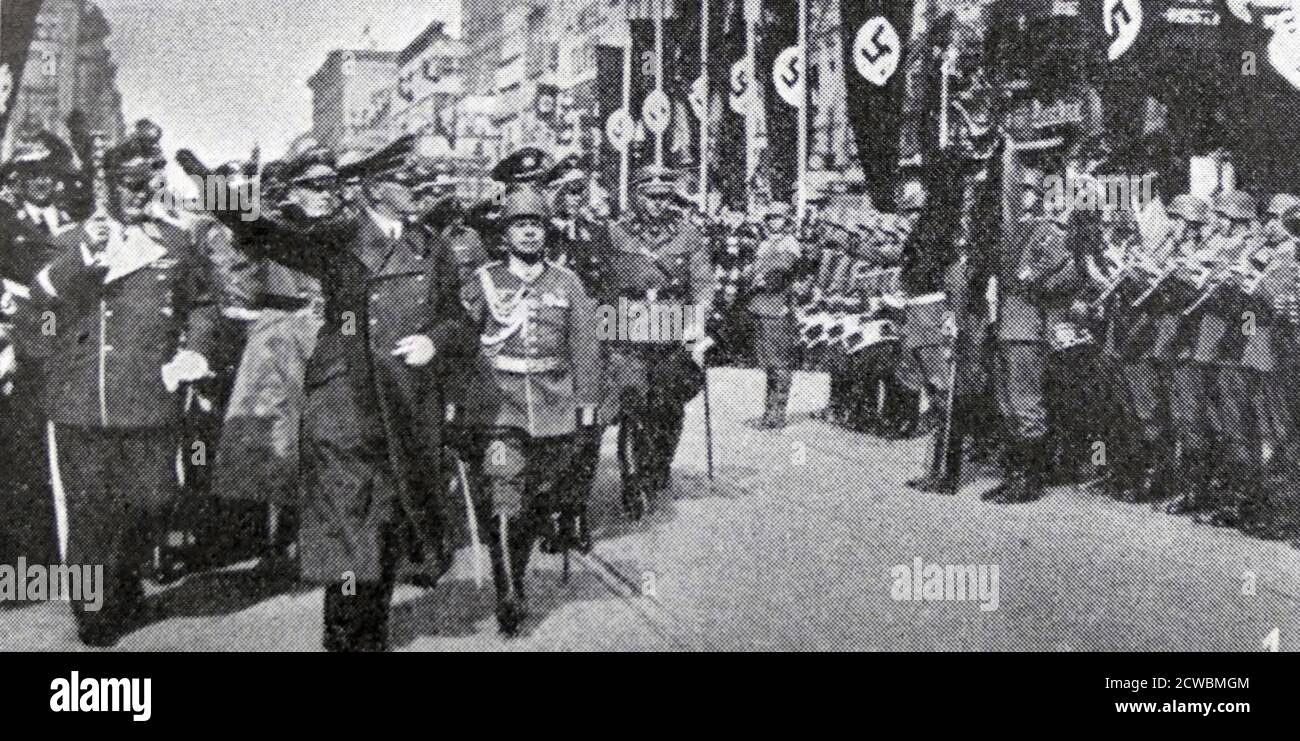 Schwarz-Weiß-Foto zur Münchner Konferenz von 1938, das Führer der vier teilnehmenden Nationen zeigt, die aus München zurückkehren; Hitler kehrt nach Berlin zurück. Stockfoto