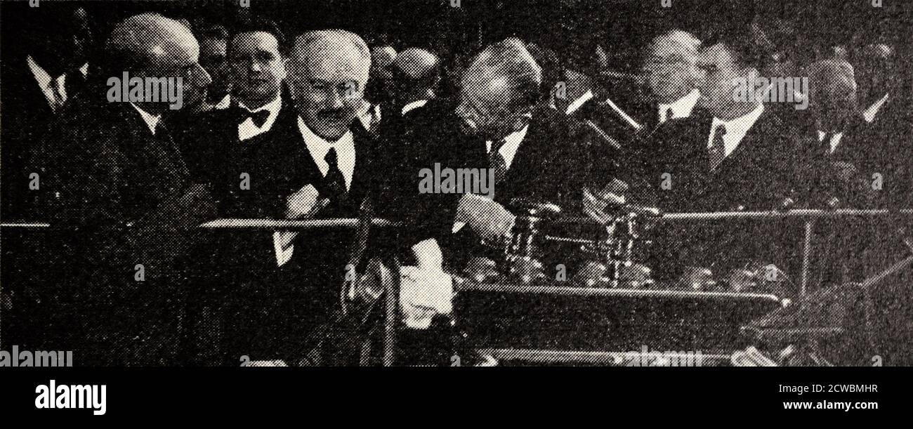 Schwarz-Weiß-Fotografie zu den Errungenschaften im Automobilbau im Jahr 1938; Besuch des französischen Präsidenten Albert Lebrun (1871-1950). Stockfoto