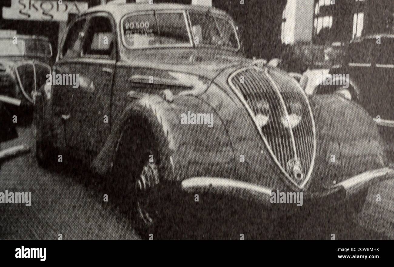Schwarz-Weiß-Foto über die Leistungen im Automobilbau im Jahr 1938; der Peugeot 402. Stockfoto