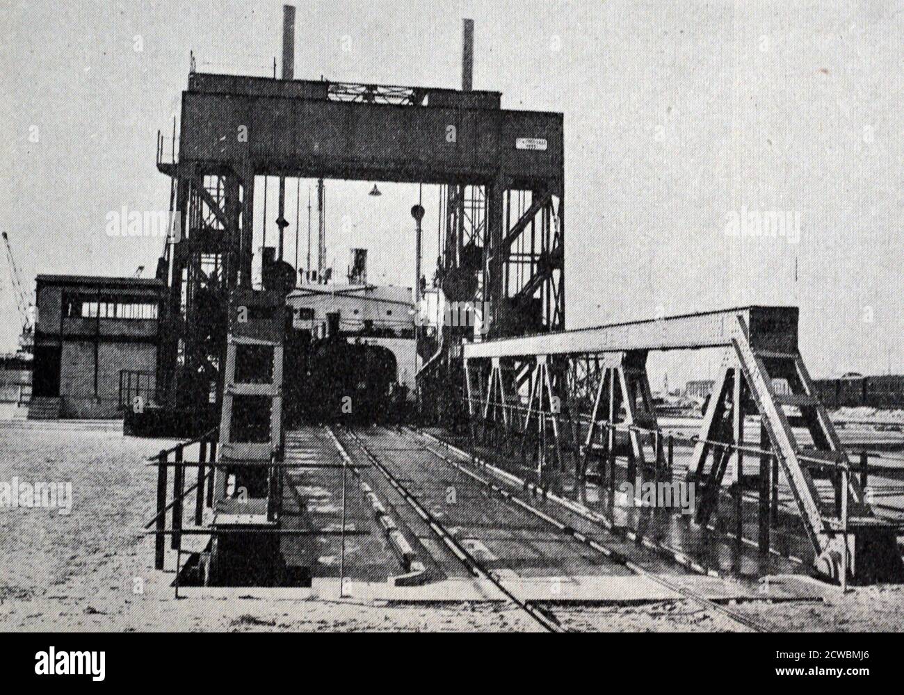 Schwarz-Weiß-Fotografie eines Fährschiffes zwischen Dünkirchen und Dover, das sich auf die Abfahrt vorbereitet. Stockfoto