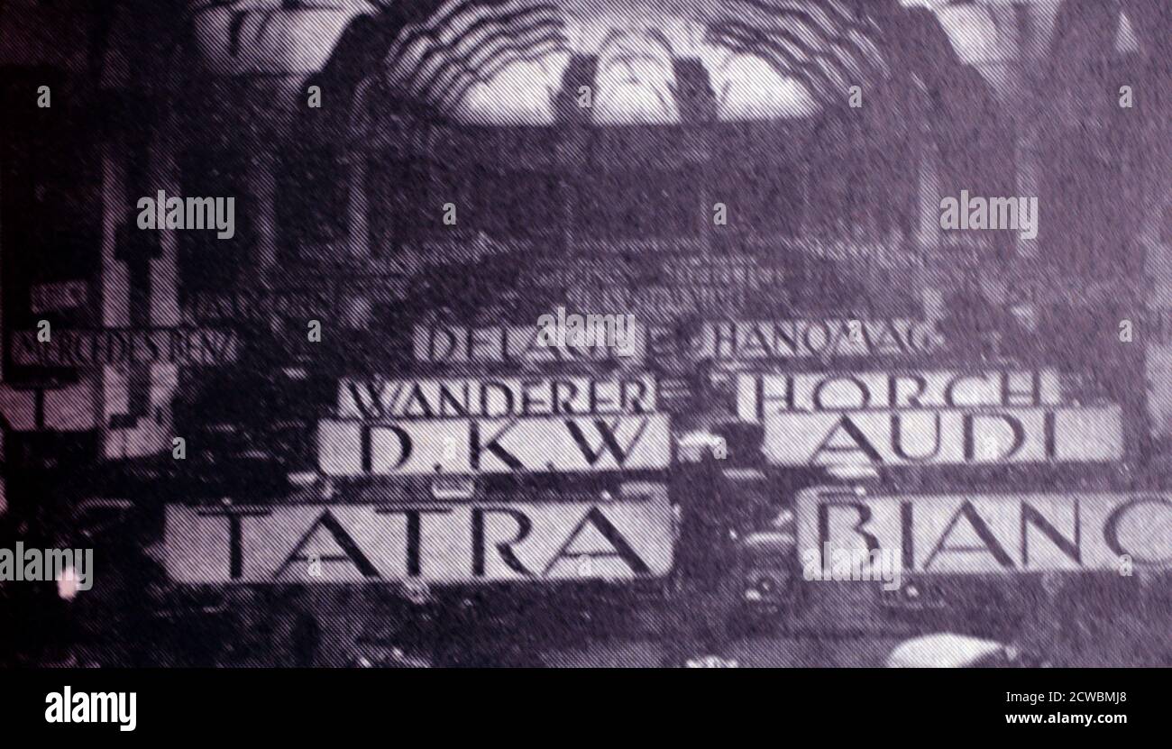 Schwarz-Weiß-Foto über die Leistungen in der Automobilherstellung im Jahr 1938; ein Auto Showroom mit Menschen gefüllt und mit Fahnen verschiedener Marken hängen von der Decke. Stockfoto