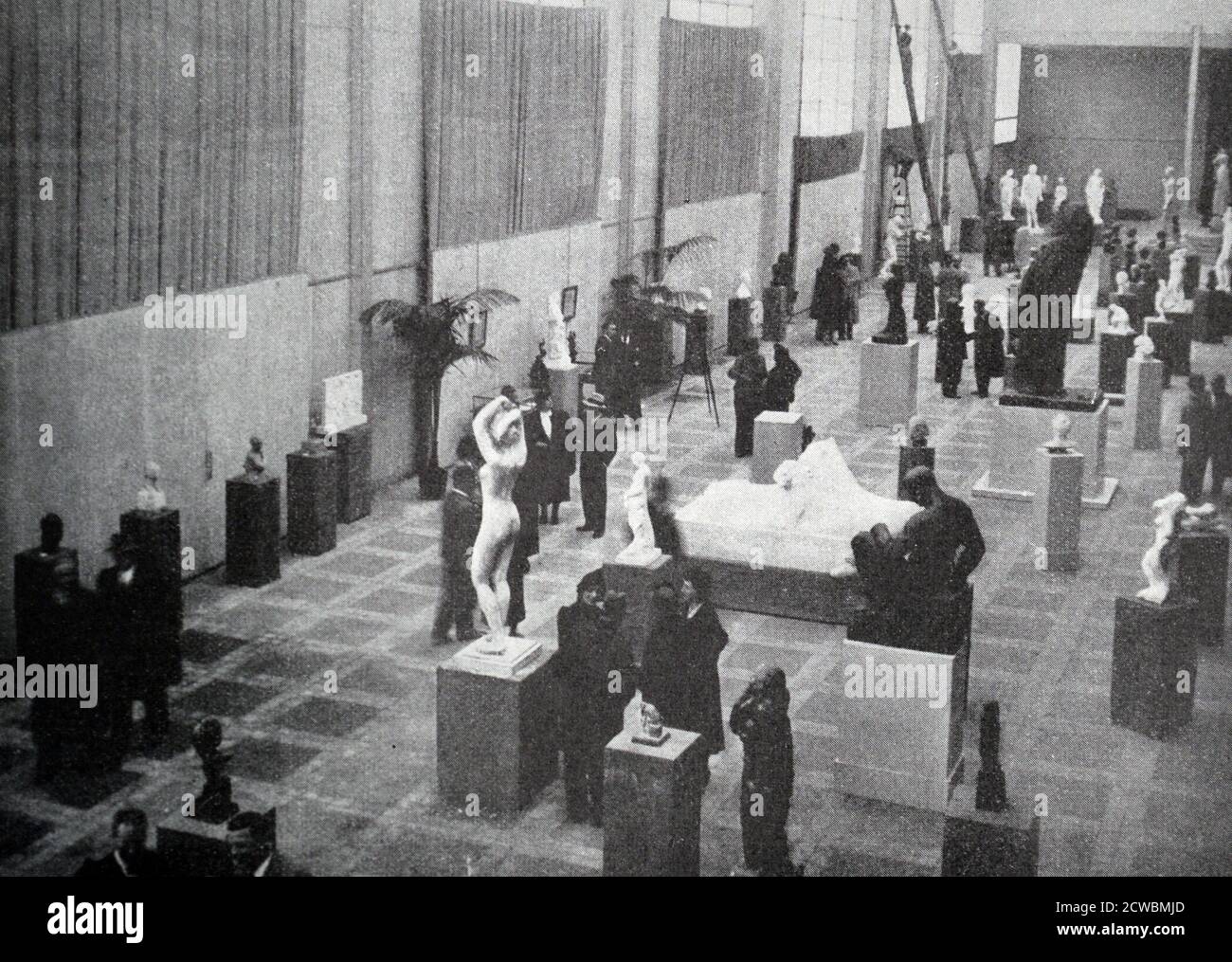 Schwarz-Weiß-Foto der Vorbereitungen für die Herbstschau von 1937; Aufstellen der Statuen. Stockfoto