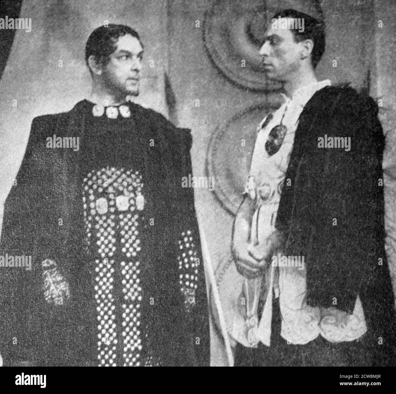 Schwarz-Weiß-Fotografie von großen französischen Schauspielern vor dem Zweiten Weltkrieg; Louis Jouvet (1887-1951) und Jean Renoir (1894-1979) in "der Trojanische Krieg wird nicht stattfinden" von Jean Giraudoux (1887-1951). Stockfoto
