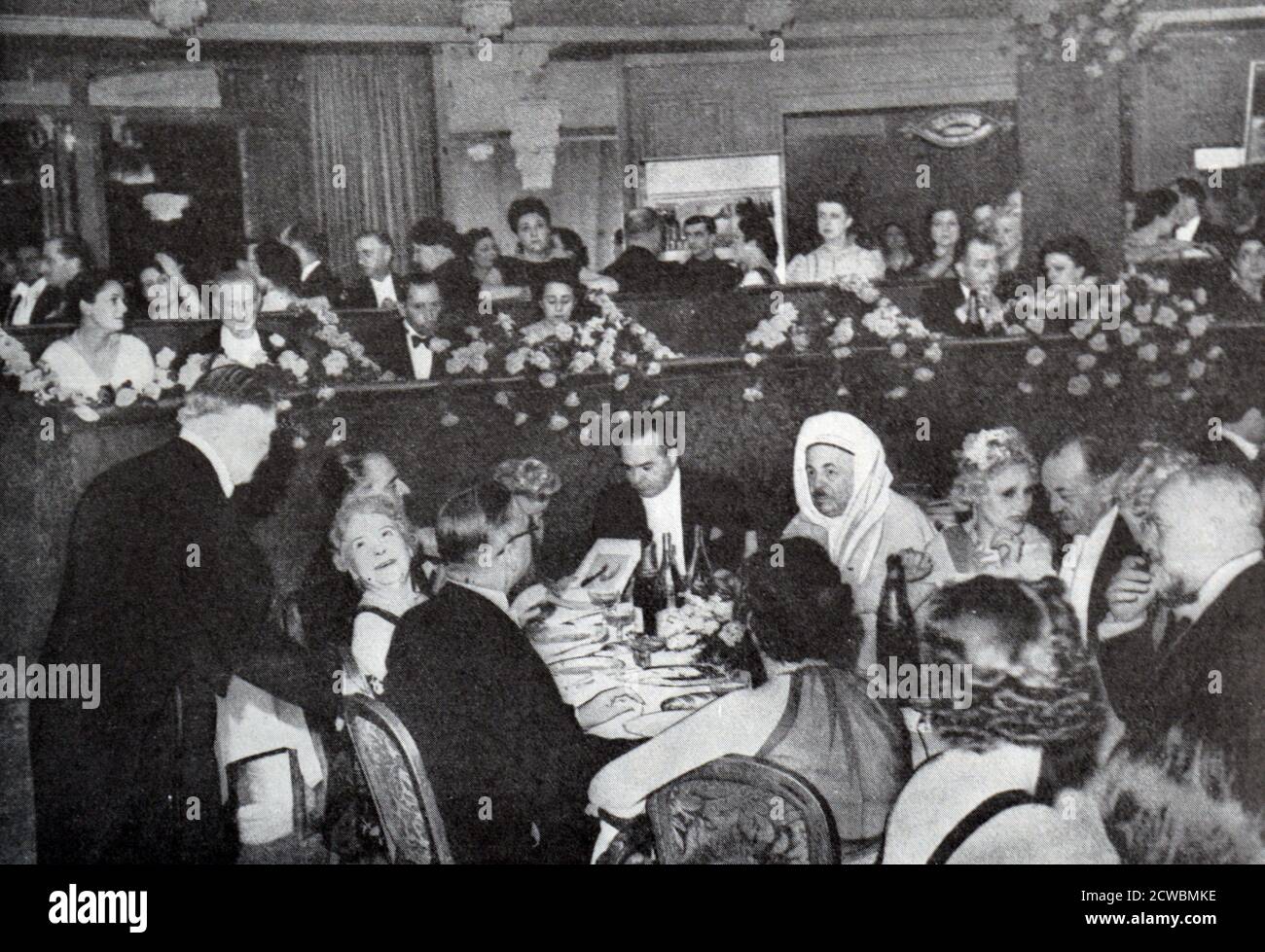 Schwarz-Weiß-Foto von gut gekleideten Menschen, die an einem Schmuckball-Dinner im Juni 1938 teilnehmen. Stockfoto