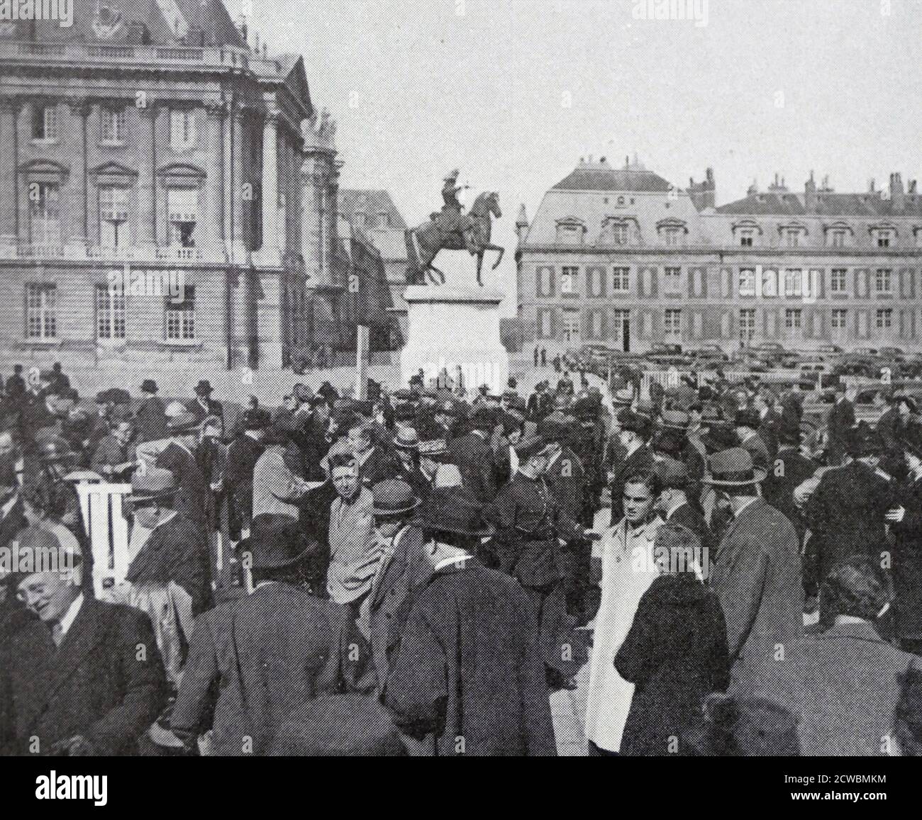 Schwarz-Weiß-Fotografie von Menschen, die darauf warten, Präsident Albert Lebrun (1871-1950) nach seiner Wiederwahl 1939 zu sehen. Stockfoto