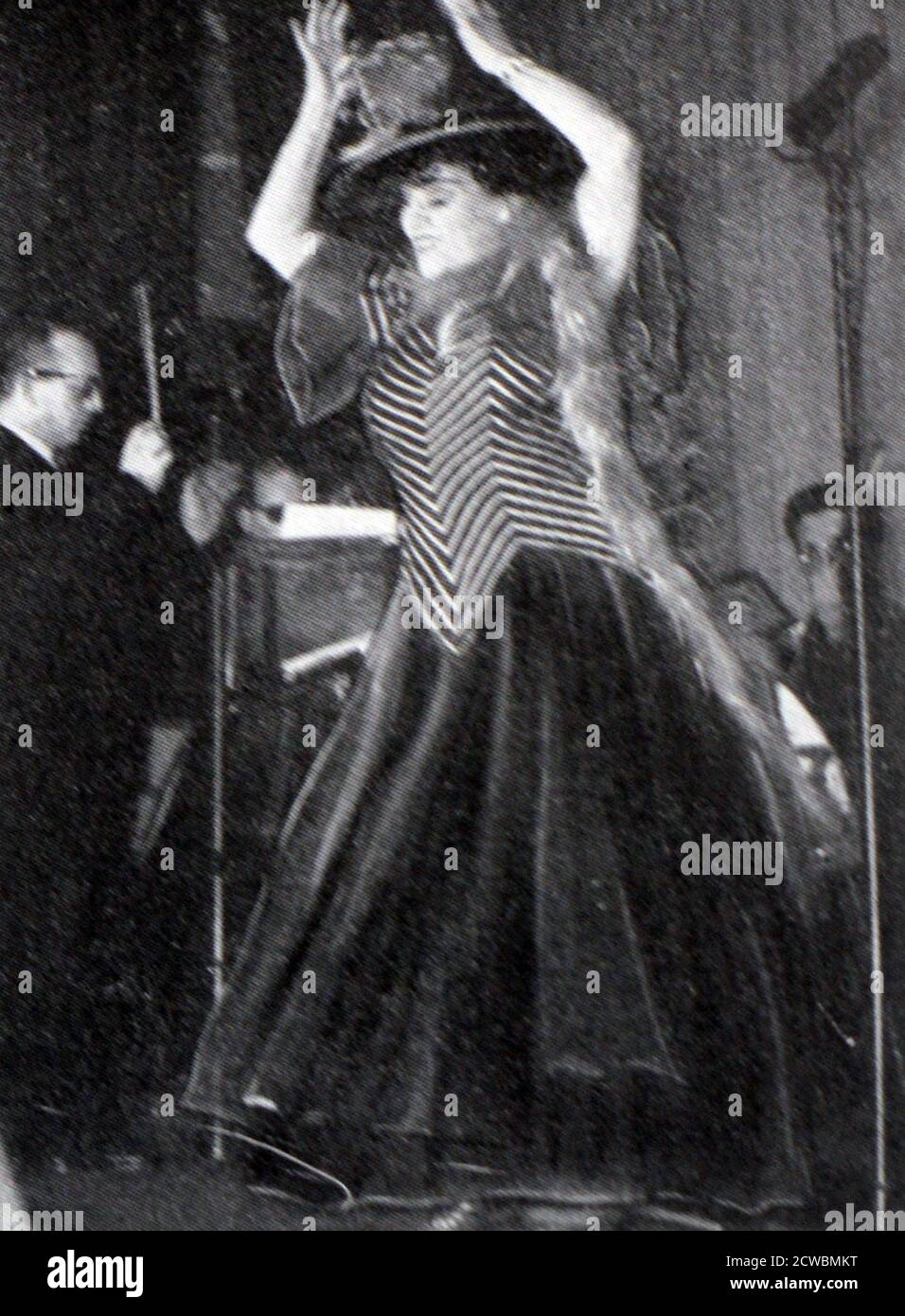 Schwarz-Weiß-Fotografie von Marie Dubas (1874-1972), französischer Musiksaalsängerin und Komikerin. Stockfoto