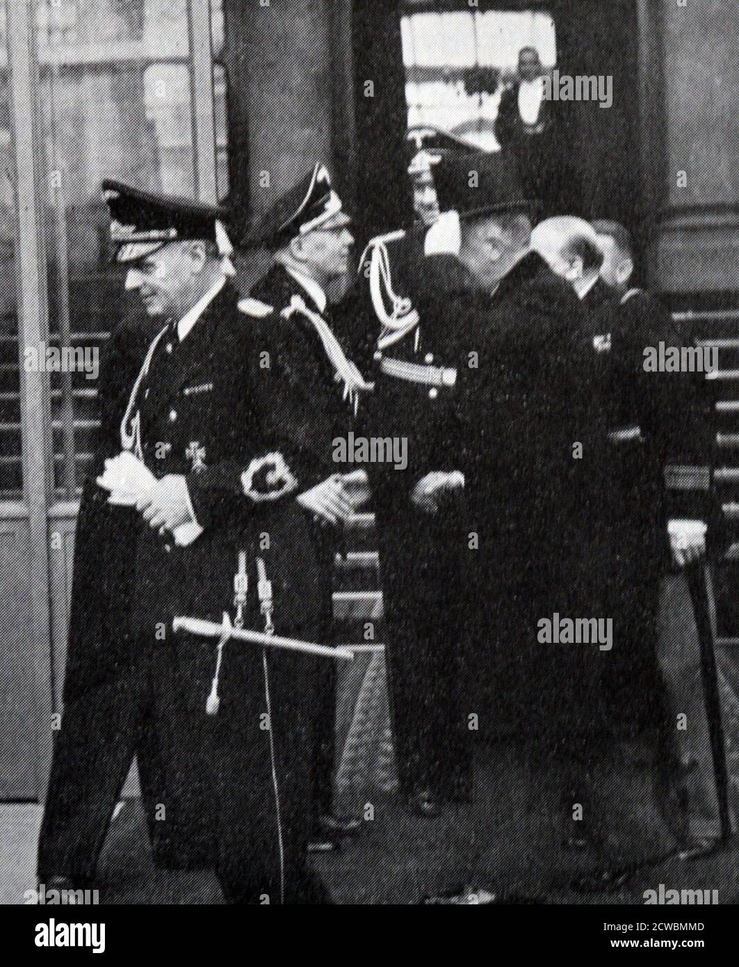 Schwarz-Weiß-Fotografie des deutschen Außenministers Joachim von Ribbentrop (1893-1946) und Georges Bonnet (1889-1973), die einen Nichtangriffspakt unterzeichneten. Stockfoto