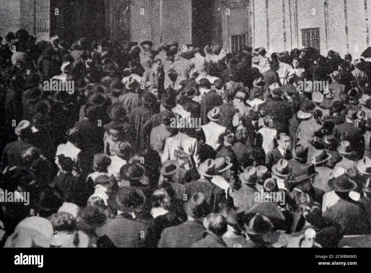 Schwarz-Weiß-Foto von Menschen auf dem Petersplatz in Erwartung der Ergebnisse der päpstlichen Konklave. Stockfoto